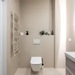 Lavender Luxury King Bed Apartment, Underground Parking Near Promenada Bussiness Center