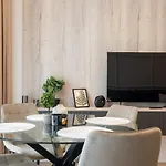Lavender Luxury King Bed Apartment, Underground Parking Near Promenada Bussiness Center Appartement
