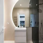 Lavender Luxury King Bed Apartment, Underground Parking Near Promenada Bussiness Center Boekarest