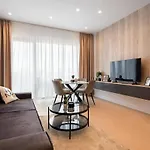 Lavender Luxury King Bed Apartment, Underground Parking Near Promenada Bussiness Center