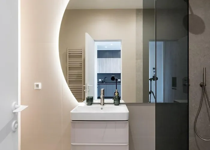 Lavender Luxury King Bed Apartment, Underground Parking Near Promenada Bussiness Center Boekarest