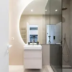 Lavender Luxury King Bed Apartment, Underground Parking Near Promenada Bussiness Center Apartamento *