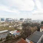 Lavender Luxury King Bed Apartment, Underground Parking Near Promenada Bussiness Center Apartamento *