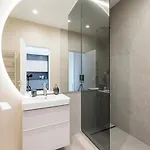 Lavender Luxury King Bed Apartment, Underground Parking Near Promenada Bussiness Center *