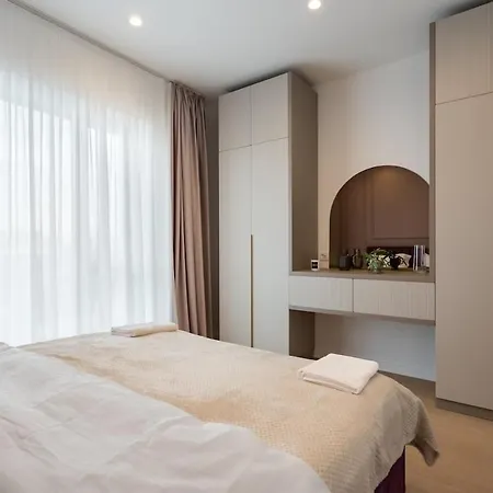 아파트 Lavender Luxury King Bed Apartment, Underground Parking Near Promenada Bussiness Center 부쿠레슈티