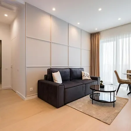Lavender Luxury King Bed Apartment, Underground Parking Near Promenada Bussiness Center 아파트