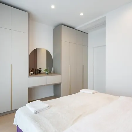 Lavender Luxury King Bed Apartment, Underground Parking Near Promenada Bussiness Center * ブカレスト
