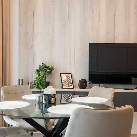 Lavender Luxury King Bed Apartment, Underground Parking Near Promenada Bussiness Center Апартаменты