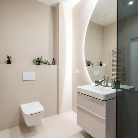 Lavender Luxury King Bed Apartment, Underground Parking Near Promenada Bussiness Center アパート ブカレスト