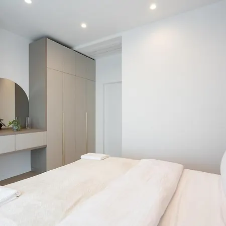 Lavender Luxury King Bed Apartment, Underground Parking Near Promenada Bussiness Center ブカレスト