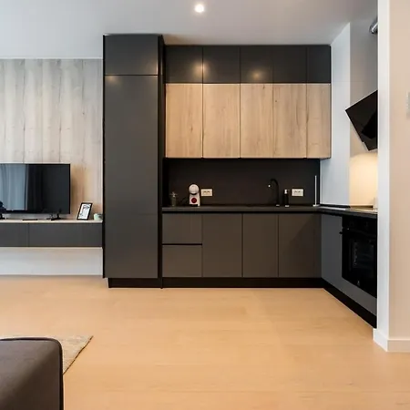 Lavender Luxury King Bed Apartment, Underground Parking Near Promenada Bussiness Center