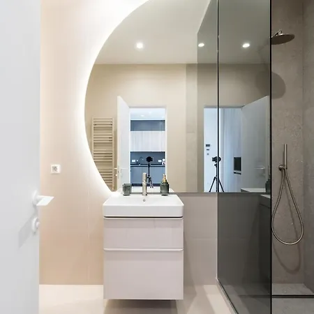 Lavender Luxury King Bed Apartment, Underground Parking Near Promenada Bussiness Center Апартаменты *