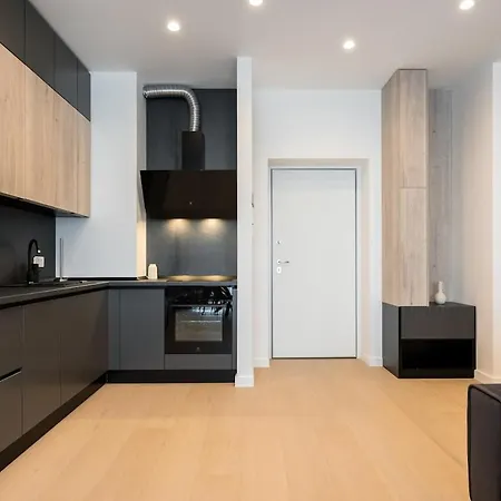 Lavender Luxury King Bed Apartment, Underground Parking Near Promenada Bussiness Center Апартаменты