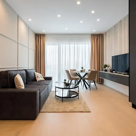 Lavender Luxury King Bed Apartment, Underground Parking Near Promenada Bussiness Center 아파트 *