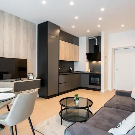 Lavender Luxury King Bed Apartment, Underground Parking Near Promenada Bussiness Center *