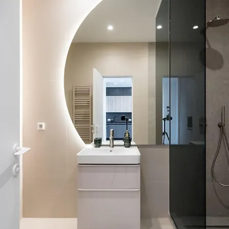 Lavender Luxury King Bed Apartment, Underground Parking Near Promenada Bussiness Center ブカレスト