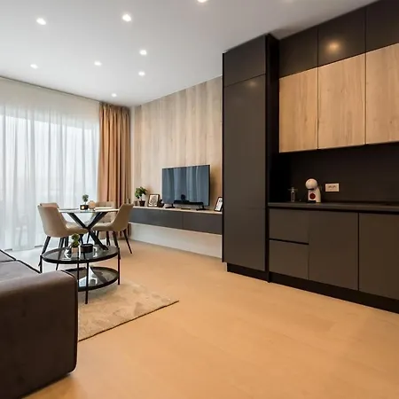 Lavender Luxury King Bed Apartment, Underground Parking Near Promenada Bussiness Center 아파트 *