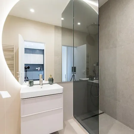 Lavender Luxury King Bed Apartment, Underground Parking Near Promenada Bussiness Center *