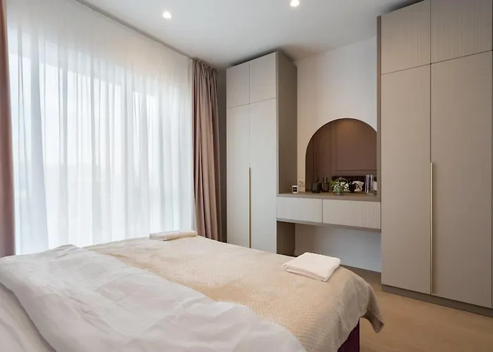 Apartment Lavender Luxury King Bed Apartment, Underground Parking Near Promenada Bussiness Center Bucharest