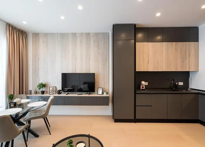 Lavender Luxury King Bed Apartment, Underground Parking Near Promenada Bussiness Center *