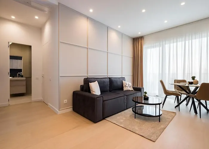 Lavender Luxury King Bed Apartment, Underground Parking Near Promenada Bussiness Center Apartment