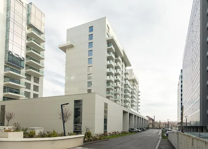 Lavender Luxury King Bed Apartment, Underground Parking Near Promenada Bussiness Center * Bucharest