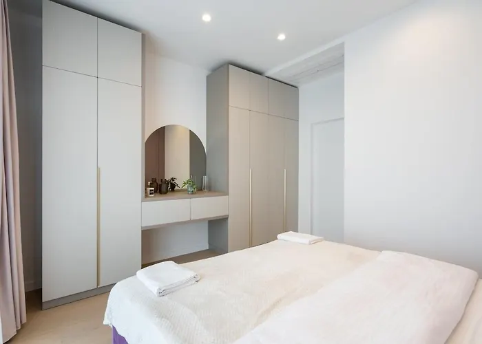 Lavender Luxury King Bed Apartment, Underground Parking Near Promenada Bussiness Center * Bucharest