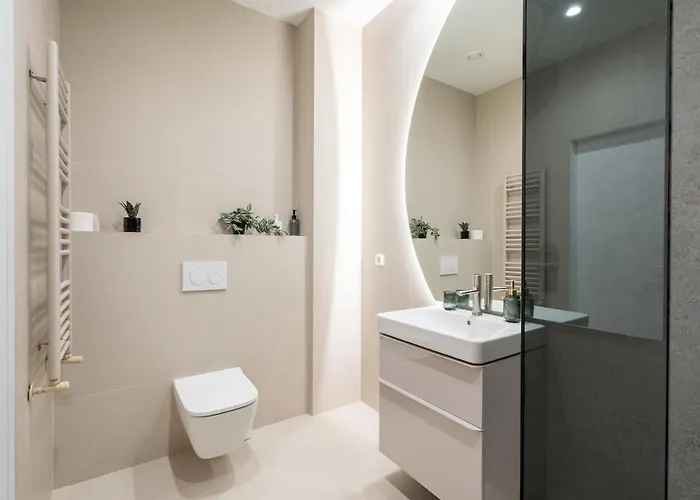 Lavender Luxury King Bed Apartment, Underground Parking Near Promenada Bussiness Center Apartman Bukarest