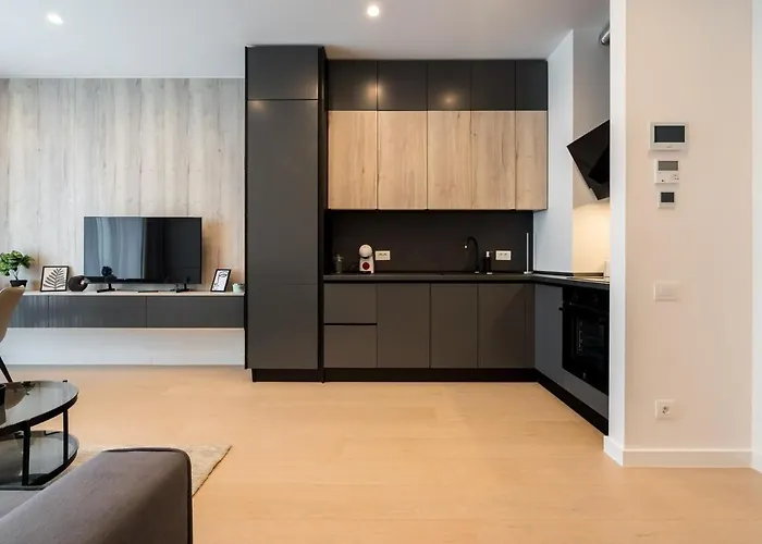 Lavender Luxury King Bed Apartment, Underground Parking Near Promenada Bussiness Center