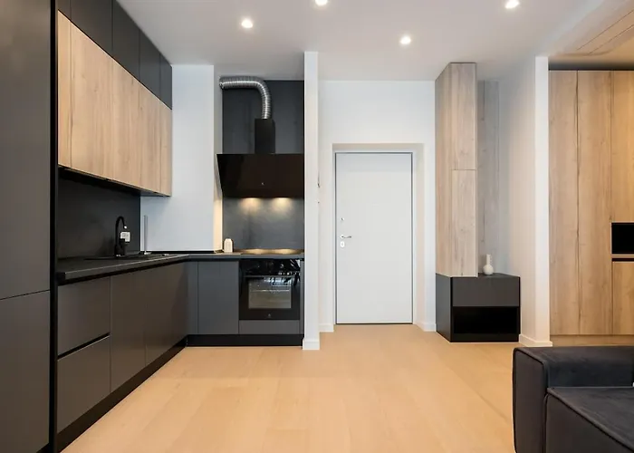 Lavender Luxury King Bed Apartment, Underground Parking Near Promenada Bussiness Center Apartman