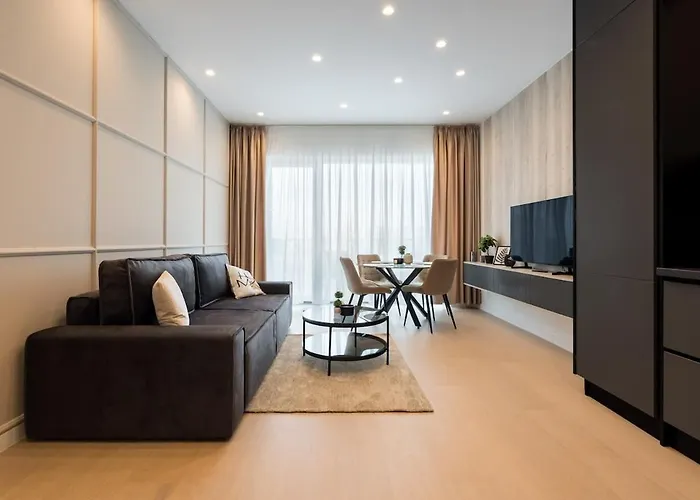 Lavender Luxury King Bed Apartment, Underground Parking Near Promenada Bussiness Center Apartman *