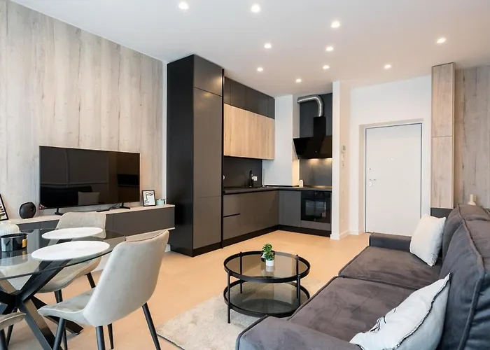 Lavender Luxury King Bed Apartment, Underground Parking Near Promenada Bussiness Center *