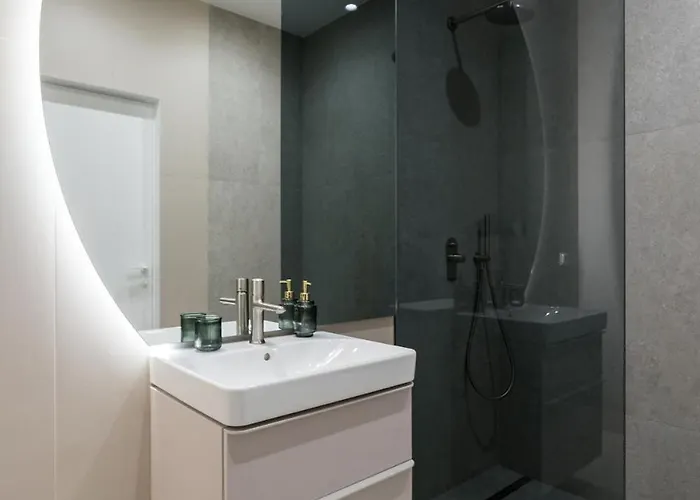 Lavender Luxury King Bed Apartment, Underground Parking Near Promenada Bussiness Center Apartman Bukarest