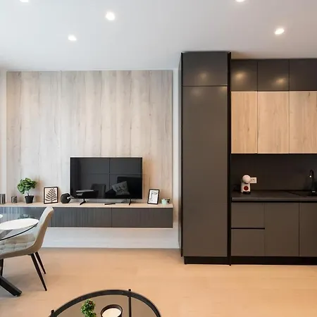 Lavender Luxury King Bed Apartment, Underground Parking Near Promenada Bussiness Center *