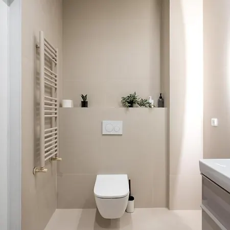 Lavender Luxury King Bed Apartment, Underground Parking Near Promenada Bussiness Center