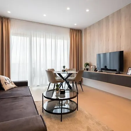 Lavender Luxury King Bed Apartment, Underground Parking Near Promenada Bussiness Center