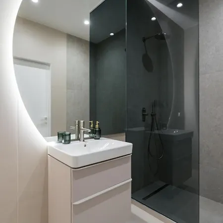 Lavender Luxury King Bed Apartment, Underground Parking Near Promenada Bussiness Center Apartament Bukareszt