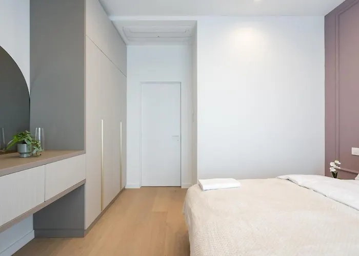 Lavender Luxury King Bed Apartment, Underground Parking Near Promenada Bussiness Center *