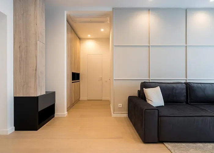 Lavender Luxury King Bed Apartment, Underground Parking Near Promenada Bussiness Center * ブカレスト