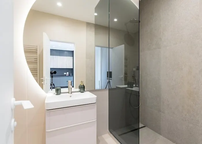 Lavender Luxury King Bed Apartment, Underground Parking Near Promenada Bussiness Center *