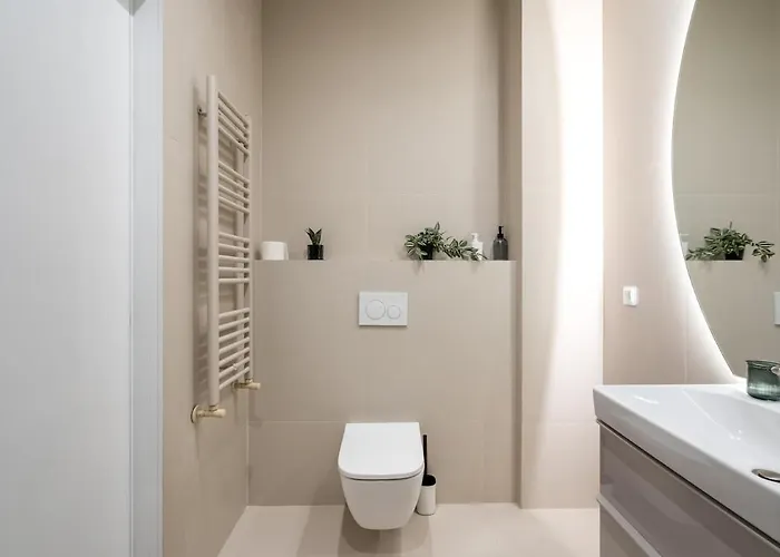 Lavender Luxury King Bed Apartment, Underground Parking Near Promenada Bussiness Center