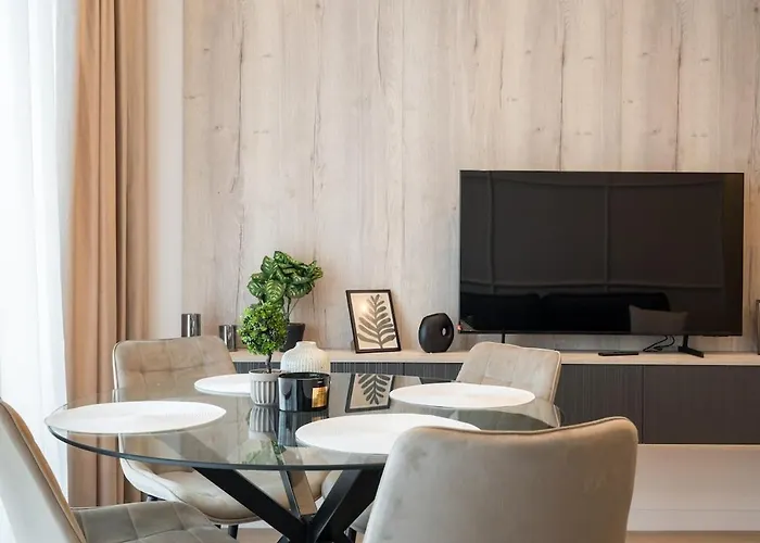 Lavender Luxury King Bed Apartment, Underground Parking Near Promenada Bussiness Center Lägenhet