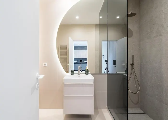 Lavender Luxury King Bed Apartment, Underground Parking Near Promenada Bussiness Center Lägenhet *