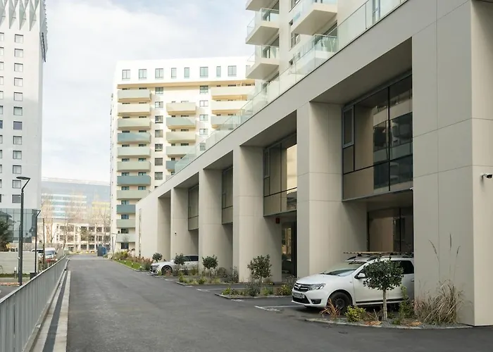 Lavender Luxury King Bed Apartment, Underground Parking Near Promenada Bussiness Center