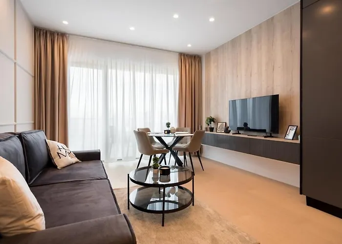 Lavender Luxury King Bed Apartment, Underground Parking Near Promenada Bussiness Center