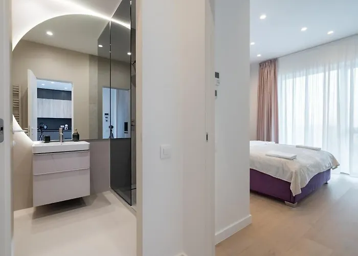 Lägenhet Lavender Luxury King Bed Apartment, Underground Parking Near Promenada Bussiness Center